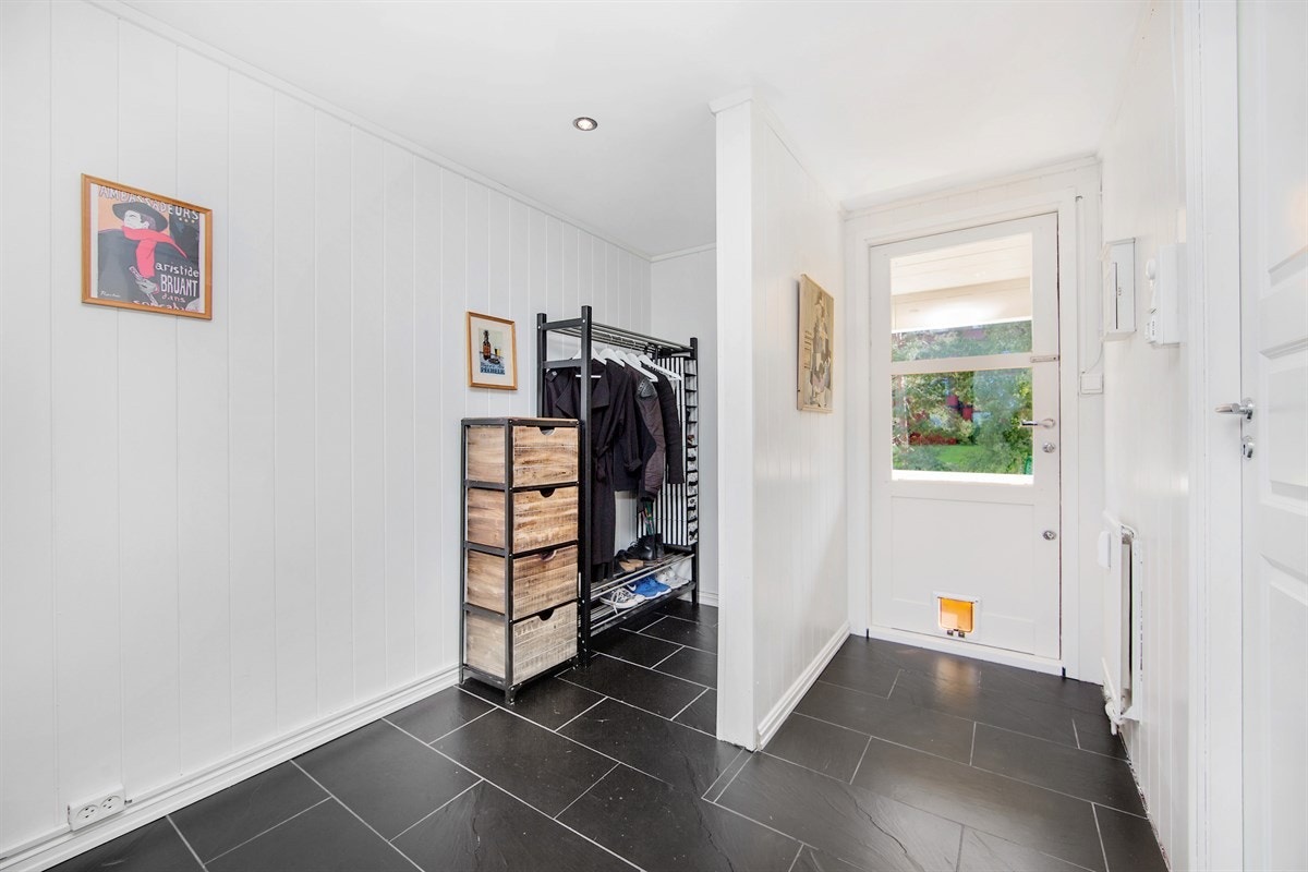 En alternativ løsning er å sette opp en lettvegg slik at man får et kontor i gangen, Galleribilde