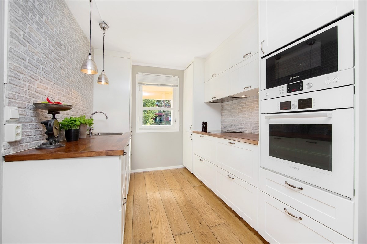 På kjøkkenet er det Bosch komfyr med touch skjerm og automatisk selvrens med pyrolyse, Bosch micro med touch skjerm. Det er opplegg for oppvaskmaskin på kjøkkenet. Galleribilde