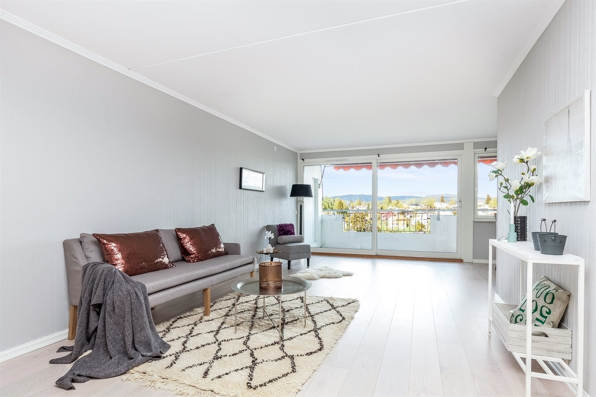 Stuen har store lysflater, nylagt ènstavs parkettgulv og nymalte vegger Galleribilde