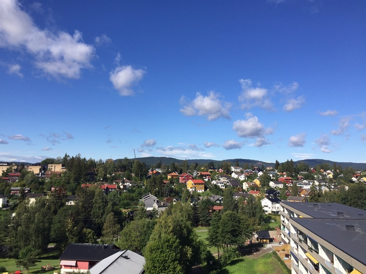 Vid utsikt fra leiligheten over nærområdet på Røa og Bærumsåsene mot horisonten i vest Galleribilde