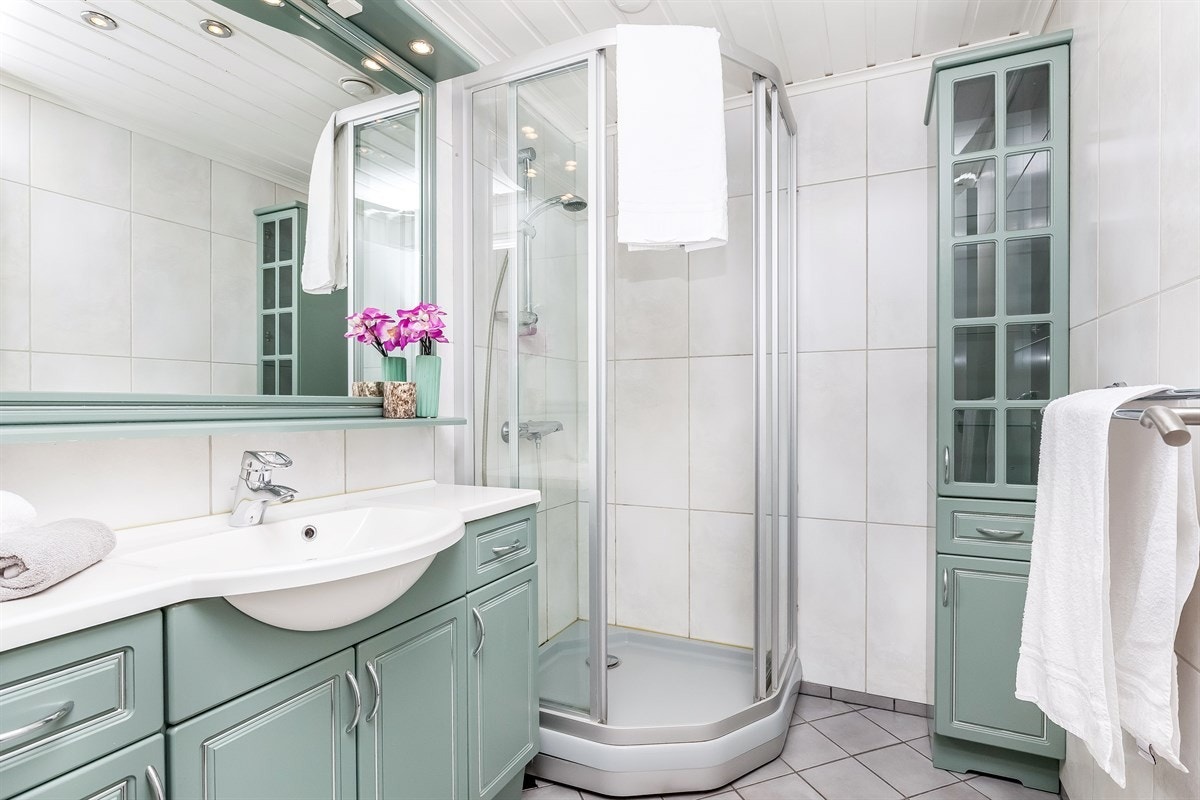 Pent, flislagt bad med dusjkabinett. Downlights og gulvvarme Galleribilde