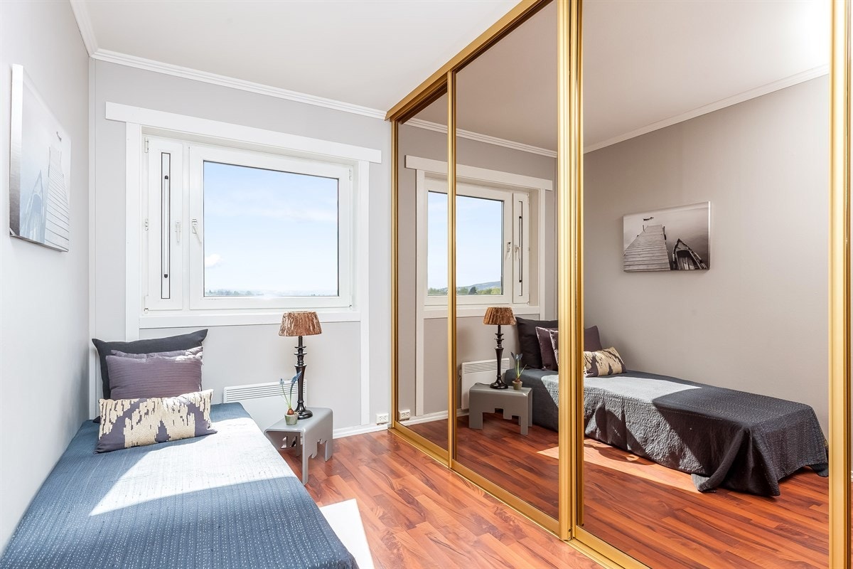 Soverom nr. 2 med stor skyvedørsgarderobe over hel vegg Galleribilde