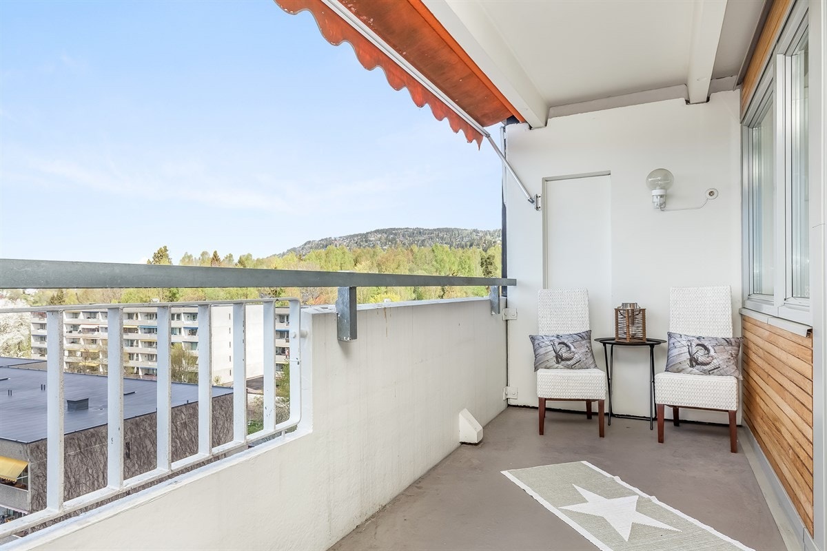 Stor, solrik balkong beliggende høyt og fritt med vid utsikt og sol til solnedgang Galleribilde