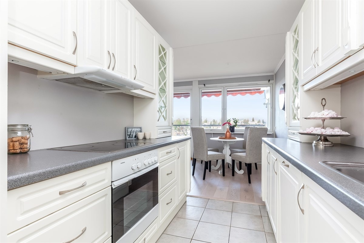 Pent og lyst kjøkken med profilerte fronter Galleribilde