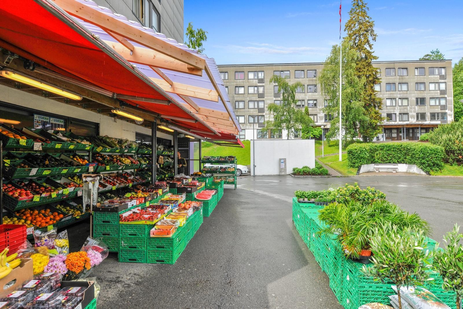 Kort vei til butikker på Hovseter Torg, samt matbutikk og post i butikk ved Hovseter stasjon. Galleribilde