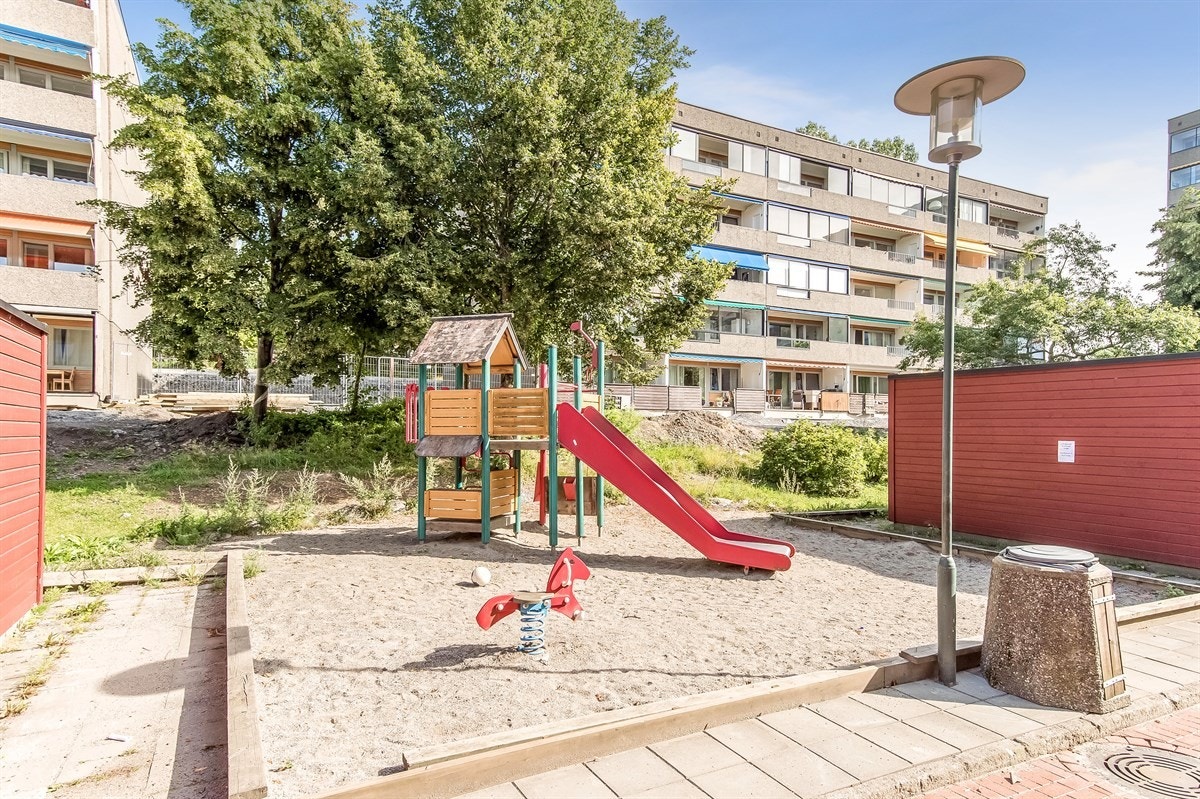 Meget skjermet og pent opparbeidet indre boområde med flotte lekeplasser for de minste Galleribilde