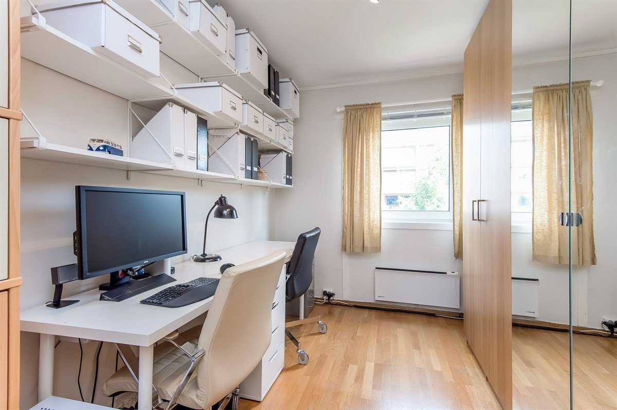 Soverom nr. 3 fungerer i dag som kontor, men kan også egne seg som et flott barnerom. Rikelig med garderobeskap Galleribilde