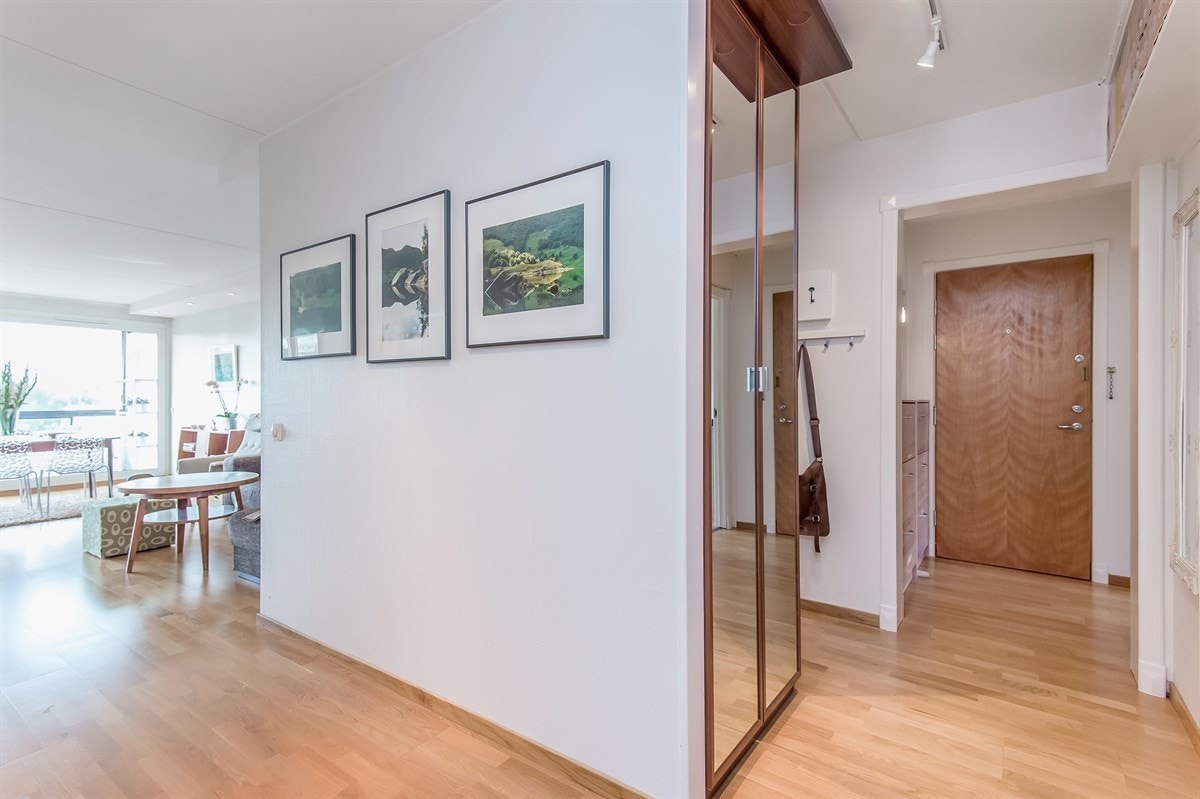 Entrè med garderobeskap og inngang til innvendig bod med ytterligere oppbevaringsplass Galleribilde