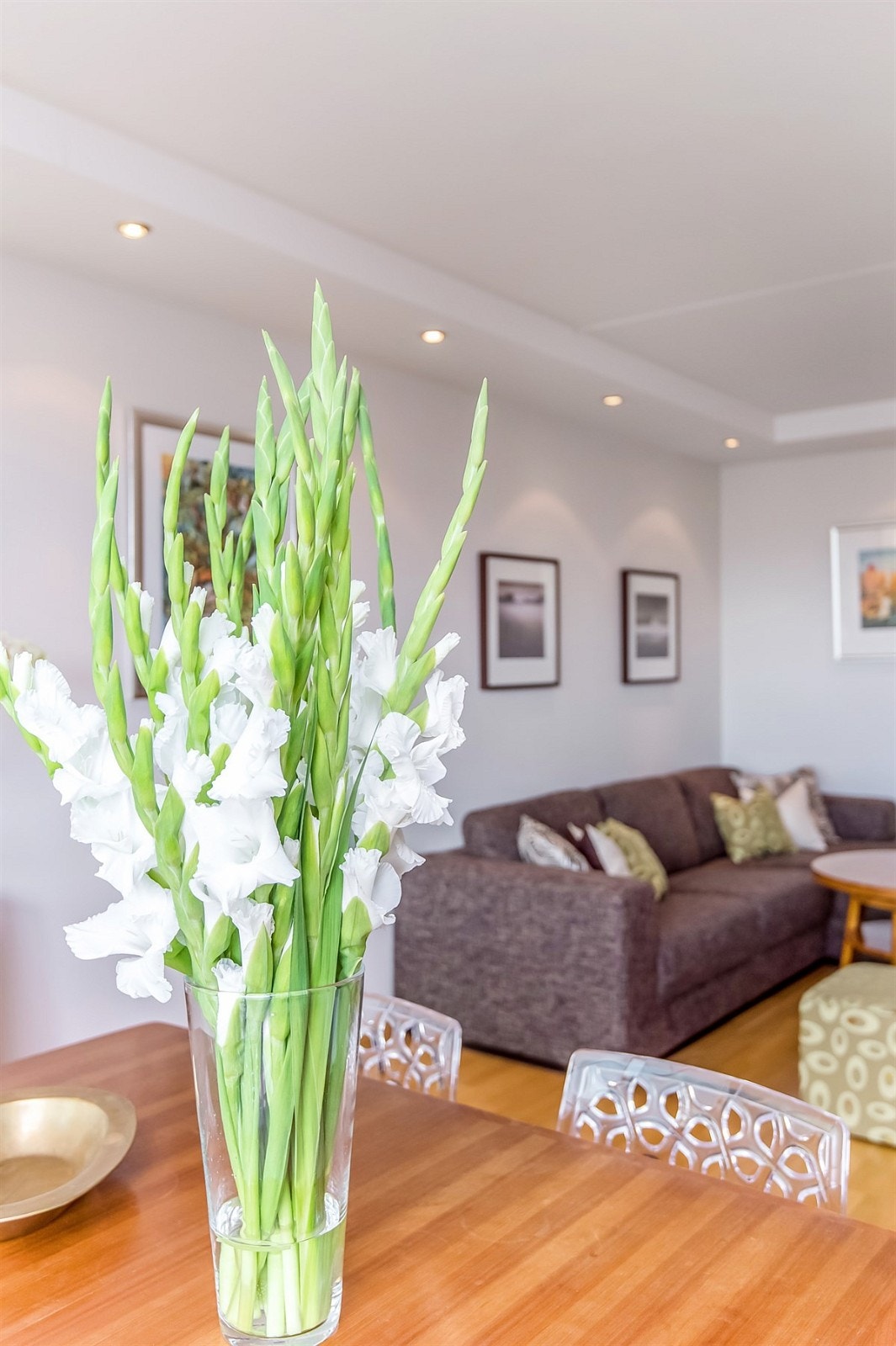 Det er montert lyskasse med downlights i stuen Galleribilde