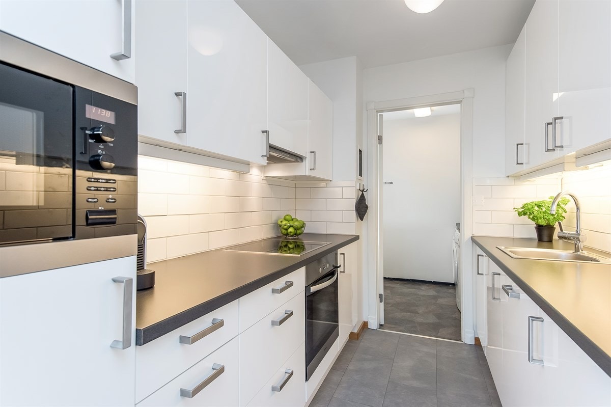 Kjøkkenet er utstyrt med integrerte hvitevarer Galleribilde