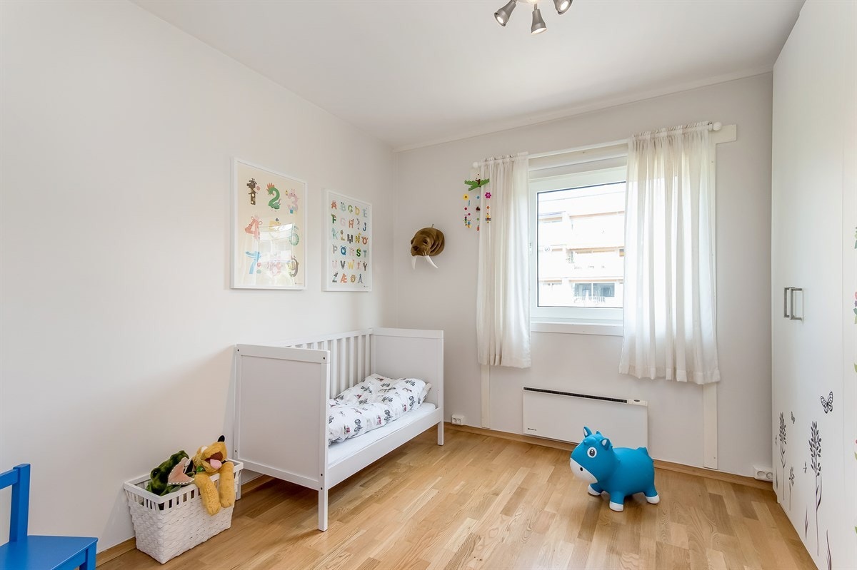 Soverom nr. 2 har også fin størrelse - egner seg godt som barnerom Galleribilde