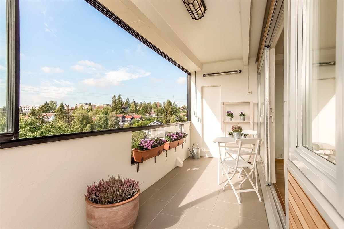 Totalt usjenert, innglasset veranda med fritt utsyn og sol tilnærmet hele dagen Galleribilde