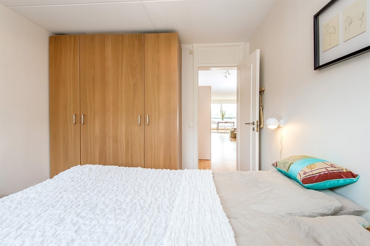 Soverommet har garderobeskap Galleribilde