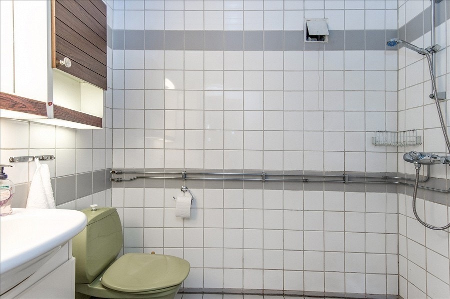 Badet har varmekabler og plass til vaskemaskin. Galleribilde