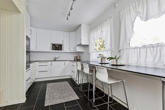 Kjøkkenet har alt man trenger + et eget skap til hver enkelt Galleribilde