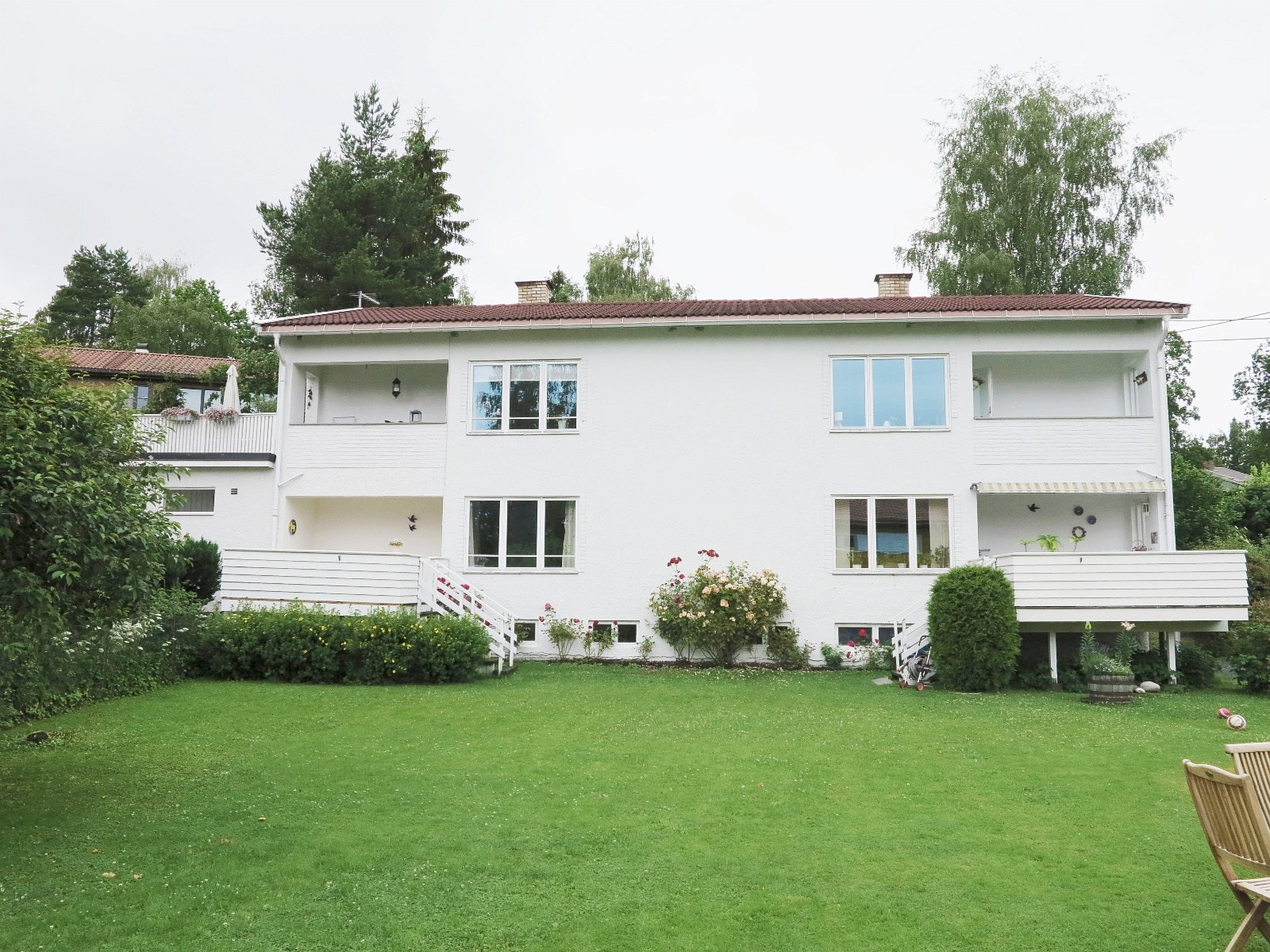 Leilighet i underetasje, til venstre. Større vinduer er satt inn. Galleribilde