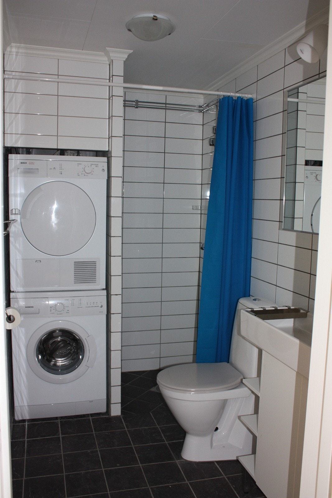 Flislagt bad med vaskemaskin,tørketrommel Galleribilde