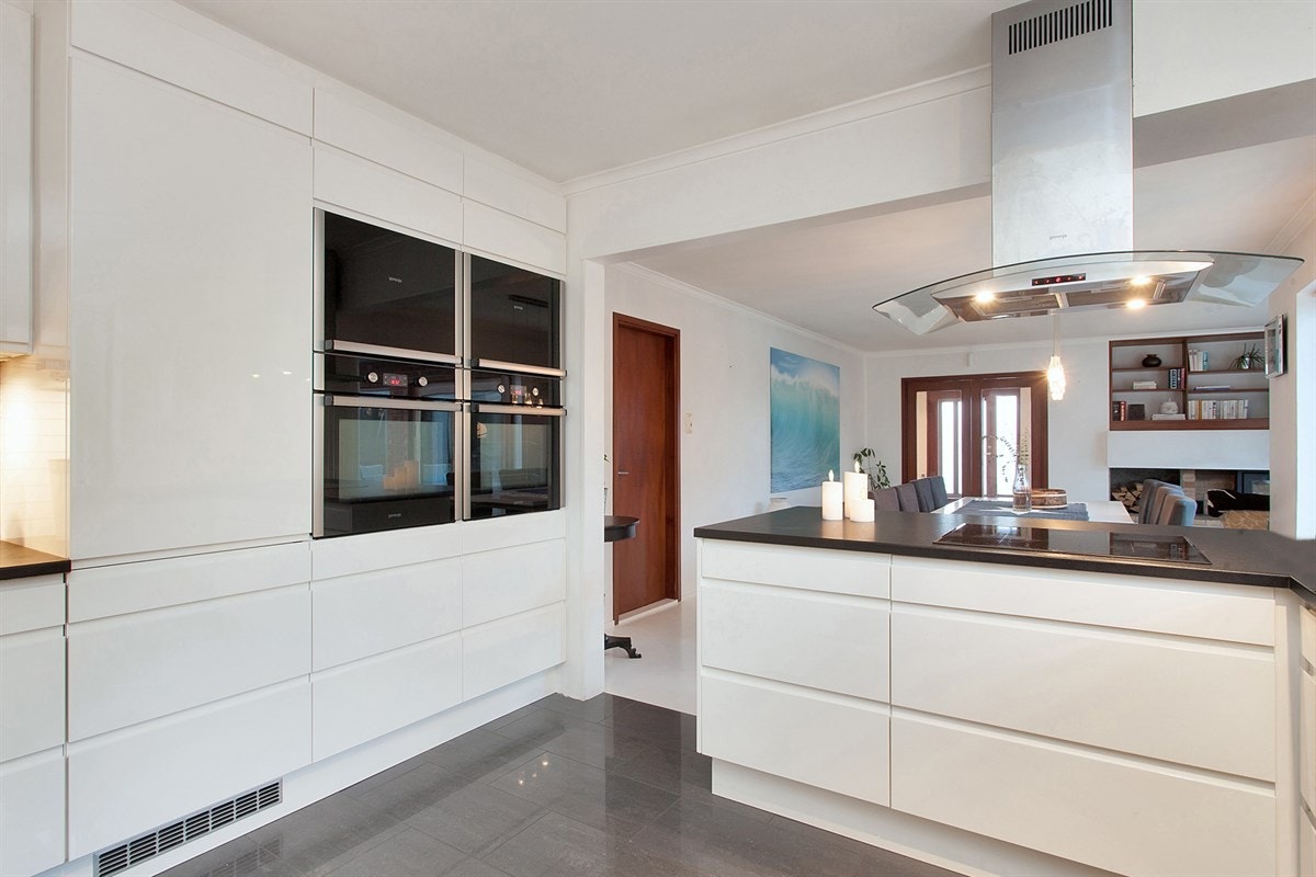 Nyere kjøkken fra Sørlandskjøkken. Godt med skapplass. Galleribilde