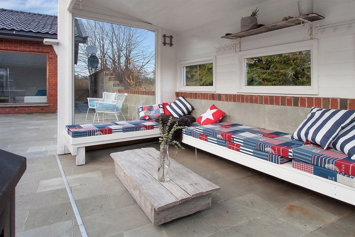 Hagestua gir ly for sola når den står på sitt høyeste. Galleribilde