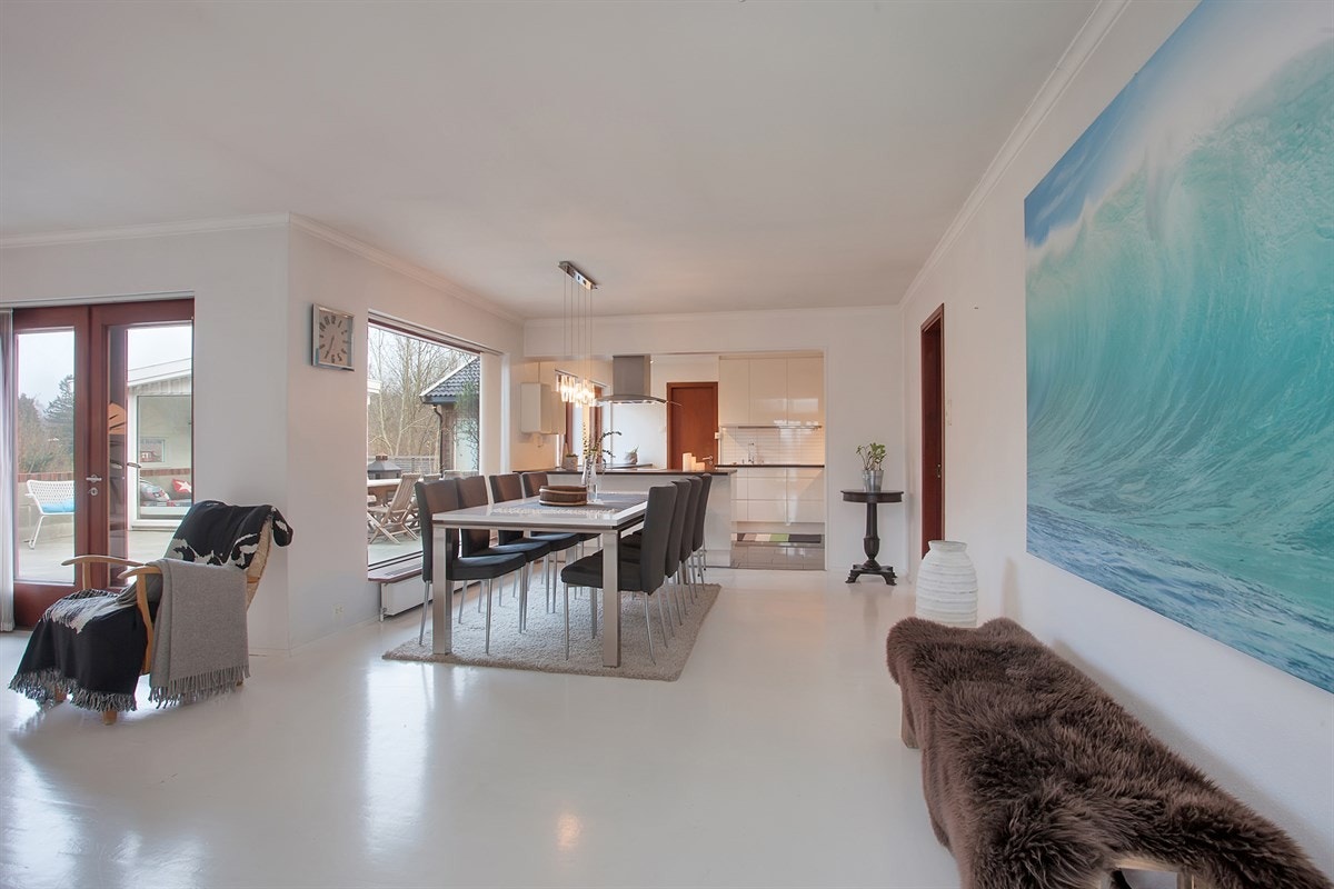 De store vindusflatene peker ut mot atriumet. Galleribilde