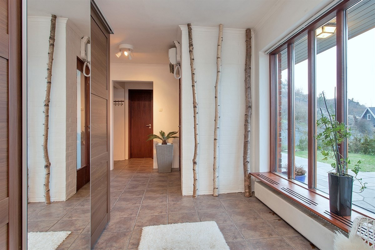 Romslig gang med god plass for bortsetting av yttertøy og sko. Romslig skyvedørsgarderobe. Galleribilde