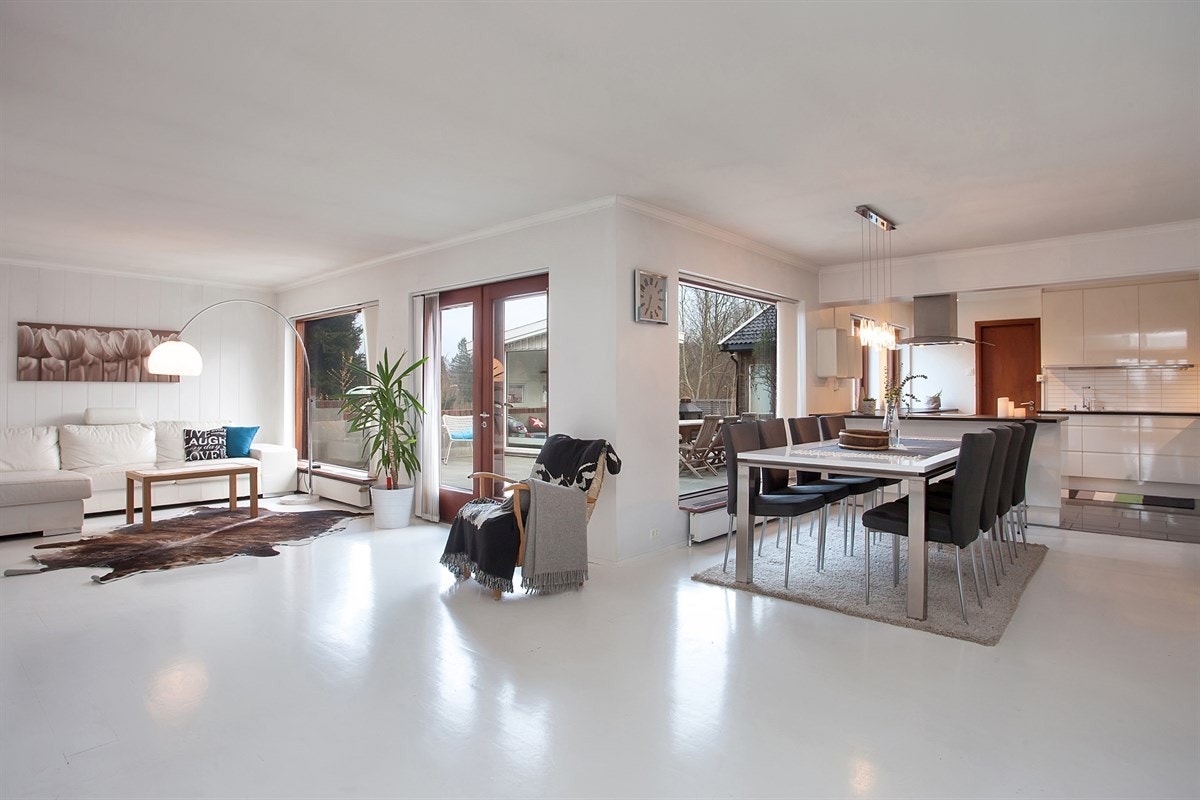 Åpen løsning mot kjøkken. God plass til stort spisebord og naturlig inndeling mot stue. Galleribilde