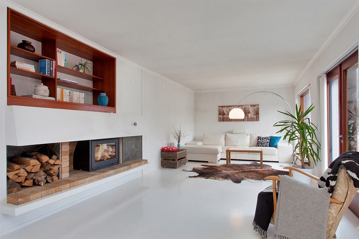 I stua har man murt peis med innsats. Galleribilde