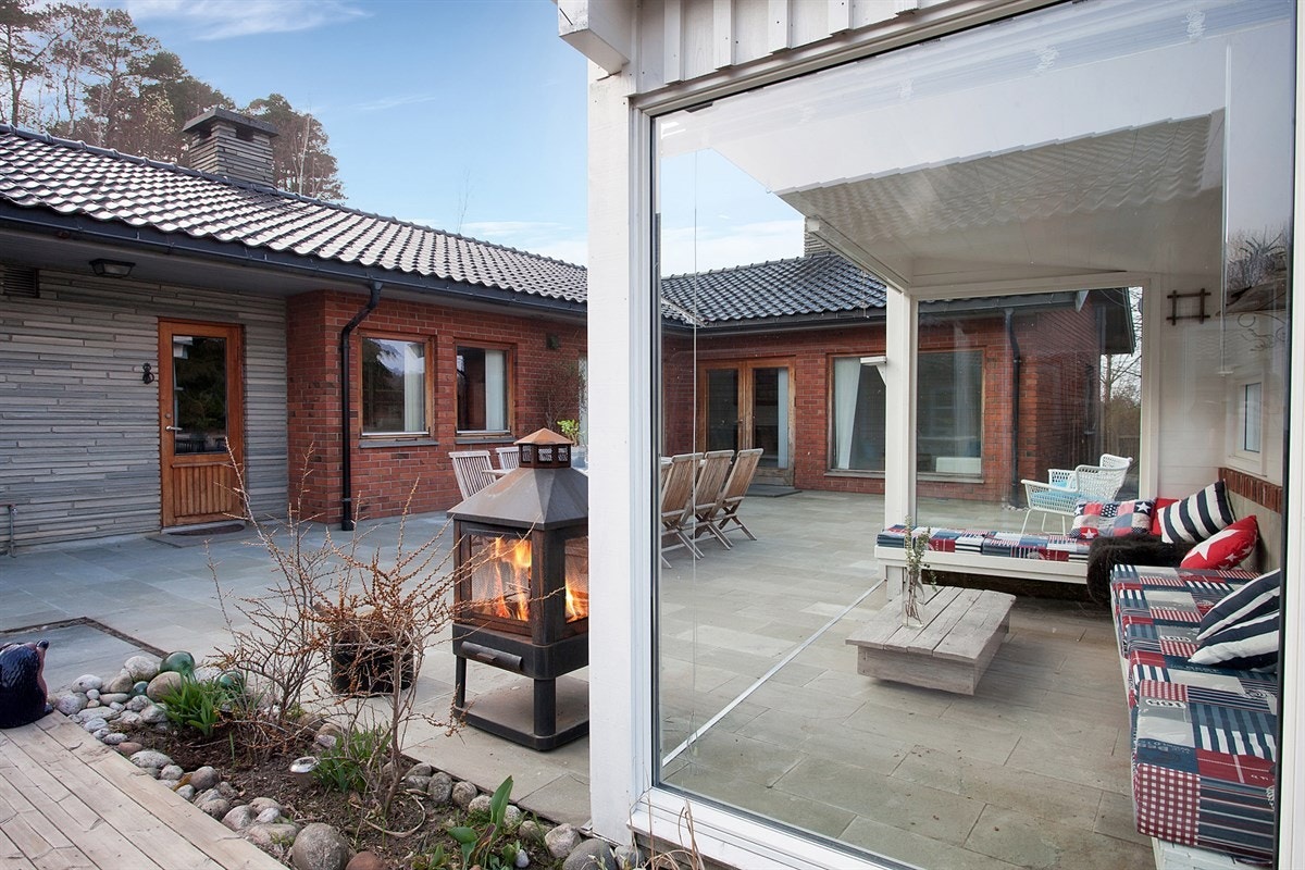 Murhus med alt på ett plan og flott atriumsløsning. Løsningen gir en sjeldent usjenert og rolig uteplass i et sentralt område. Galleribilde