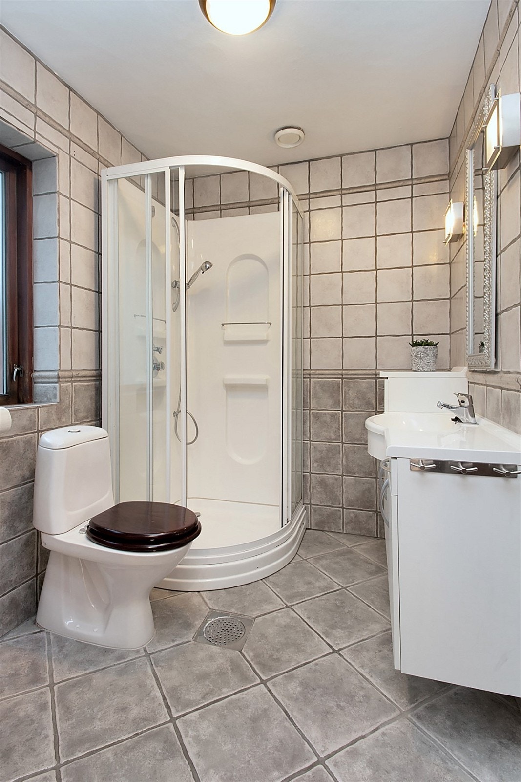 Badet ble oppgradert i 2005 og har fliser på gulv og vegger. Det er varmekabler i gulv. Badet er innredet med dusjkabinett og lys baderomsinnredning. Innenfor badet finner man stor walk-in garderobe. Galleribilde