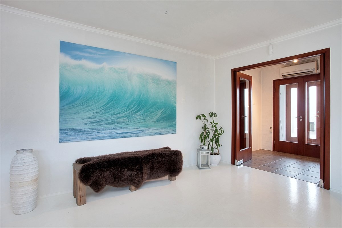 Dobbelfløyet teakdør ut mot gang. Varmepumpe plassert over inngangsdør. Galleribilde