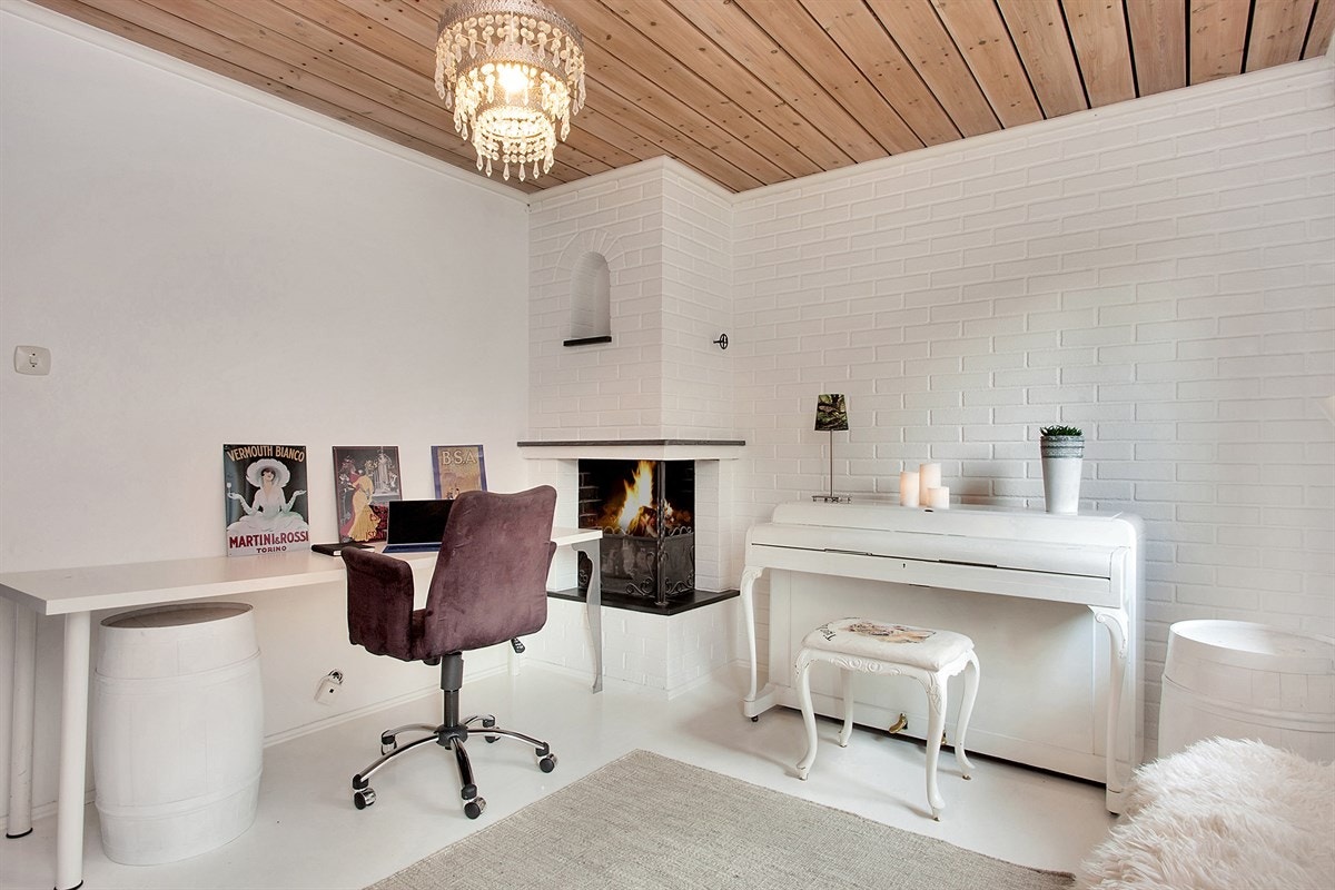 Boligen har to stuer. Denne stua kan også benyttes som hovedsoverom, innenfor finner man.... Galleribilde