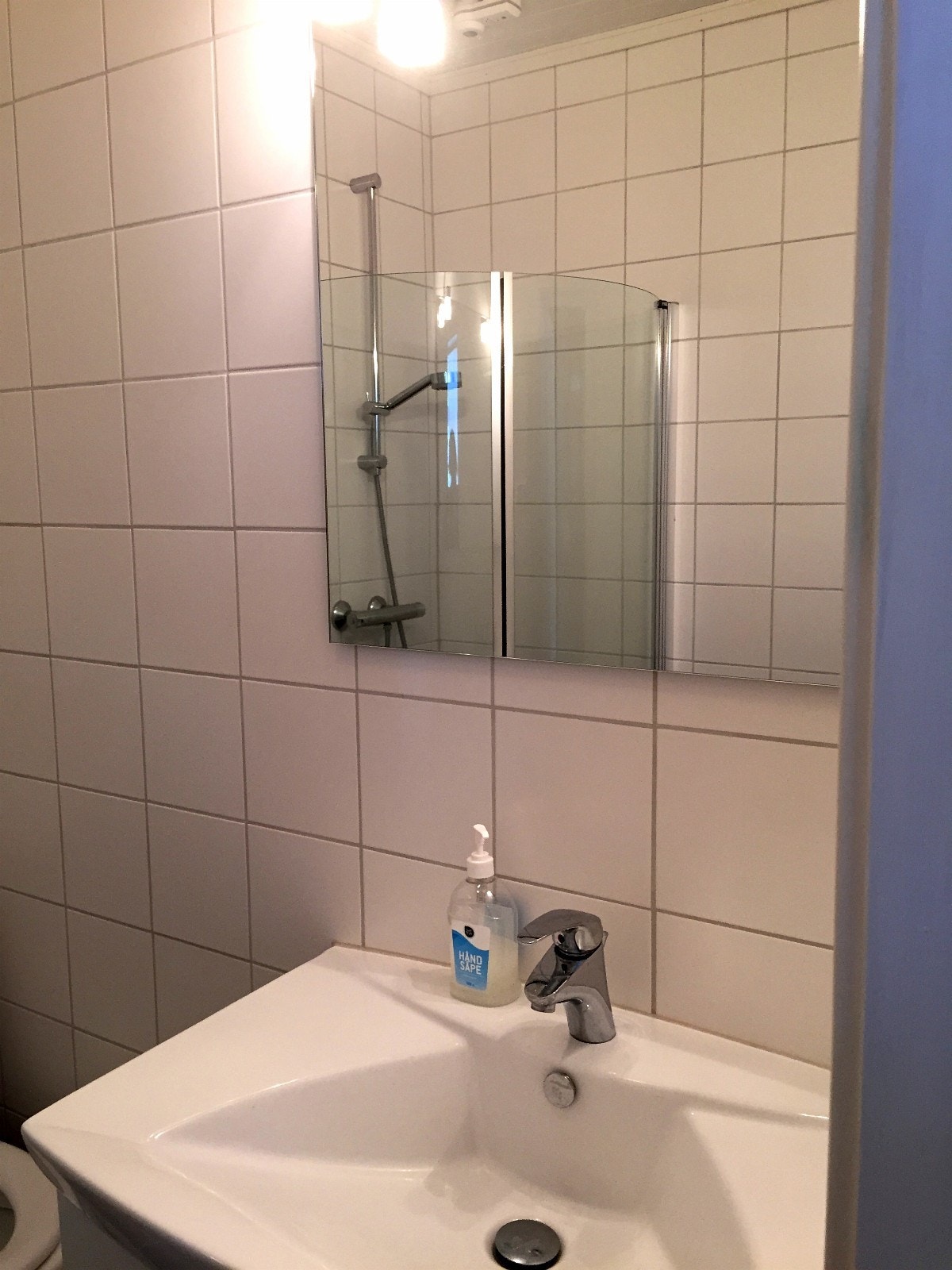 Moderne bad med varmekabler, dusjhjørne og skapplass Galleribilde