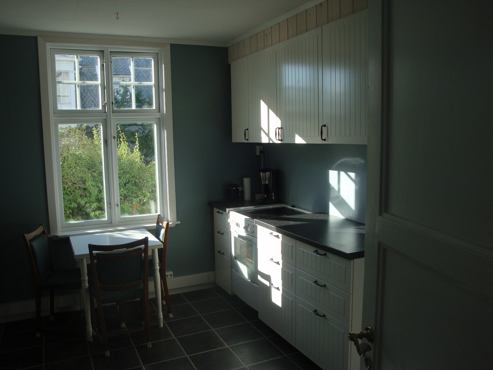 Moderne felles kjøkken med spiseplass. Galleribilde