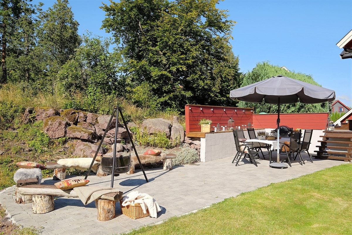 Boligen har flere fine uteplasser - dette er fra bakhagen Galleribilde