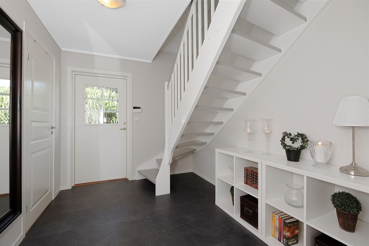 Dette er det opprinnelige inngangspartiet - her er det trapp opp til soverommene og utgang til en flott bakhage Galleribilde