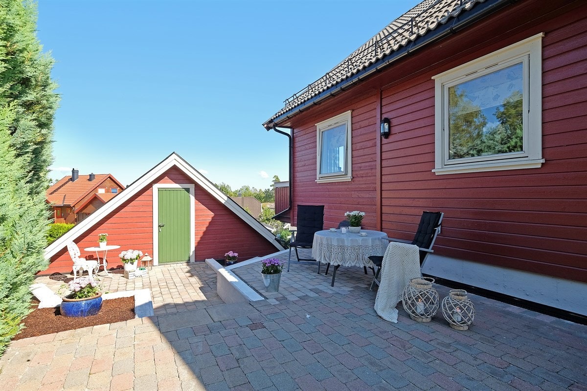 Her er vi på utsiden av gangen og ser den steinsatte uteplassen Galleribilde