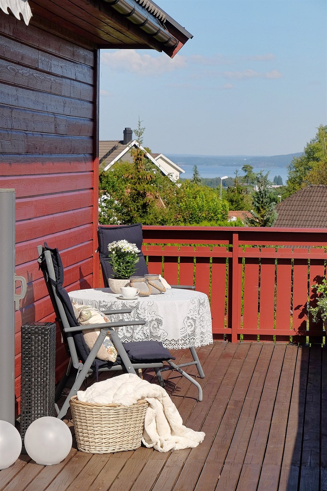 Fra verandaen er det utsikt ned mot fjorden Galleribilde