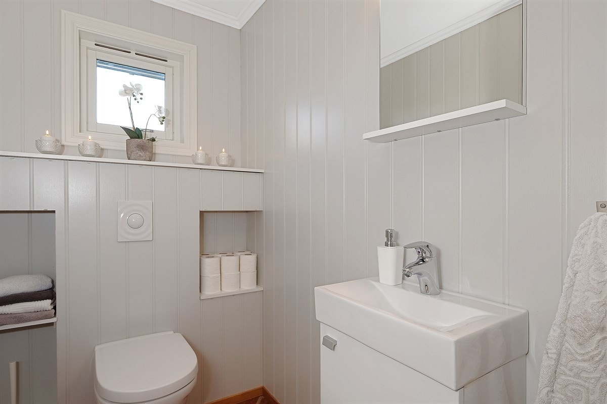 Praktisk med eget wc-rom rett på innsiden av inngangsdøren Galleribilde