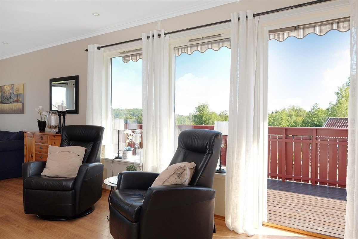 Fra stua er det utgang til en solrik veranda Galleribilde