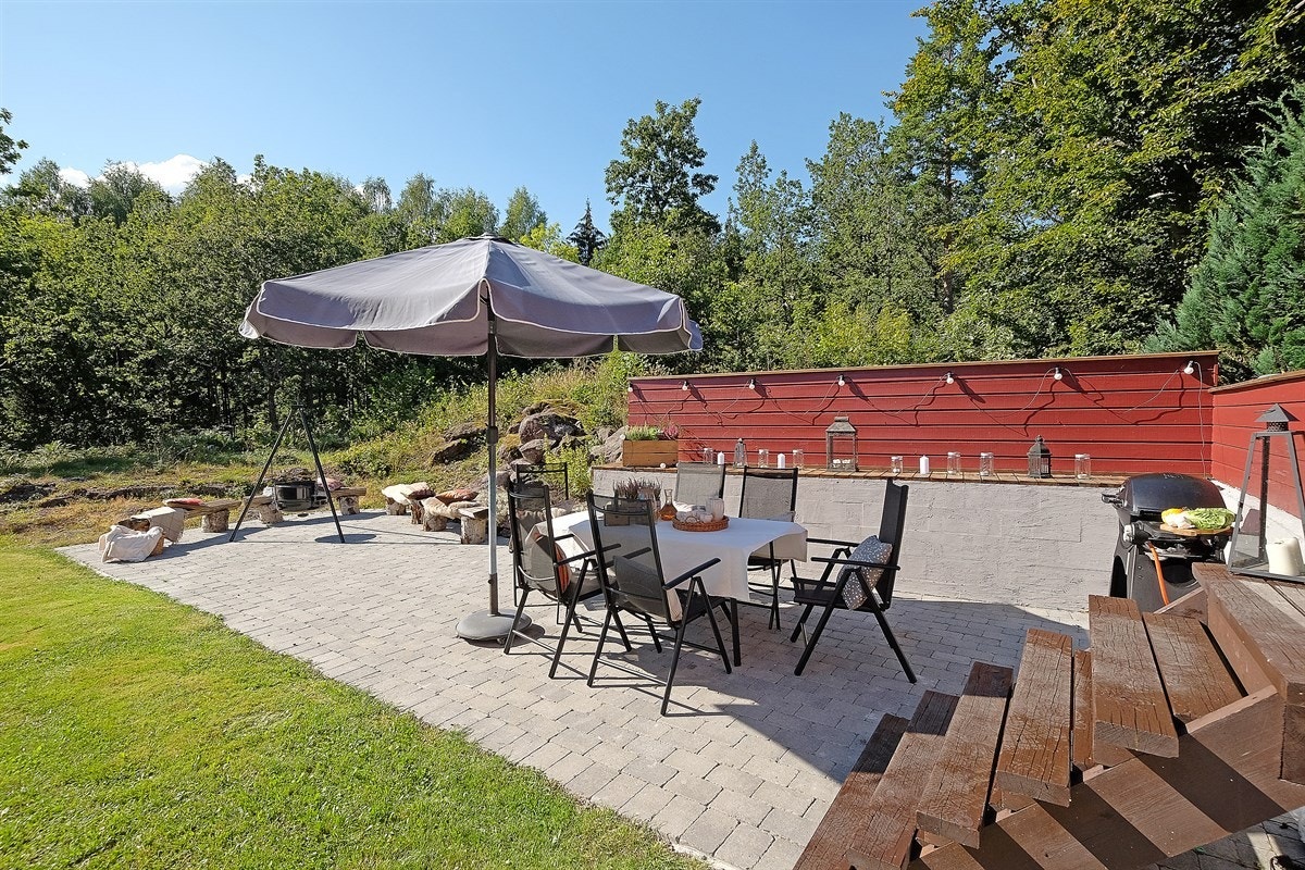 Dette er terrassen som grenser inn mot skogen på baksiden av huset Galleribilde
