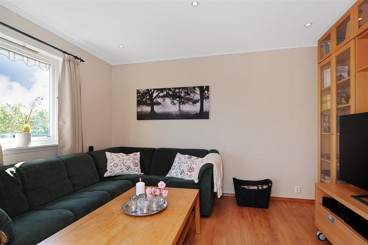 Tv-stue vegg i vegg med stua Galleribilde