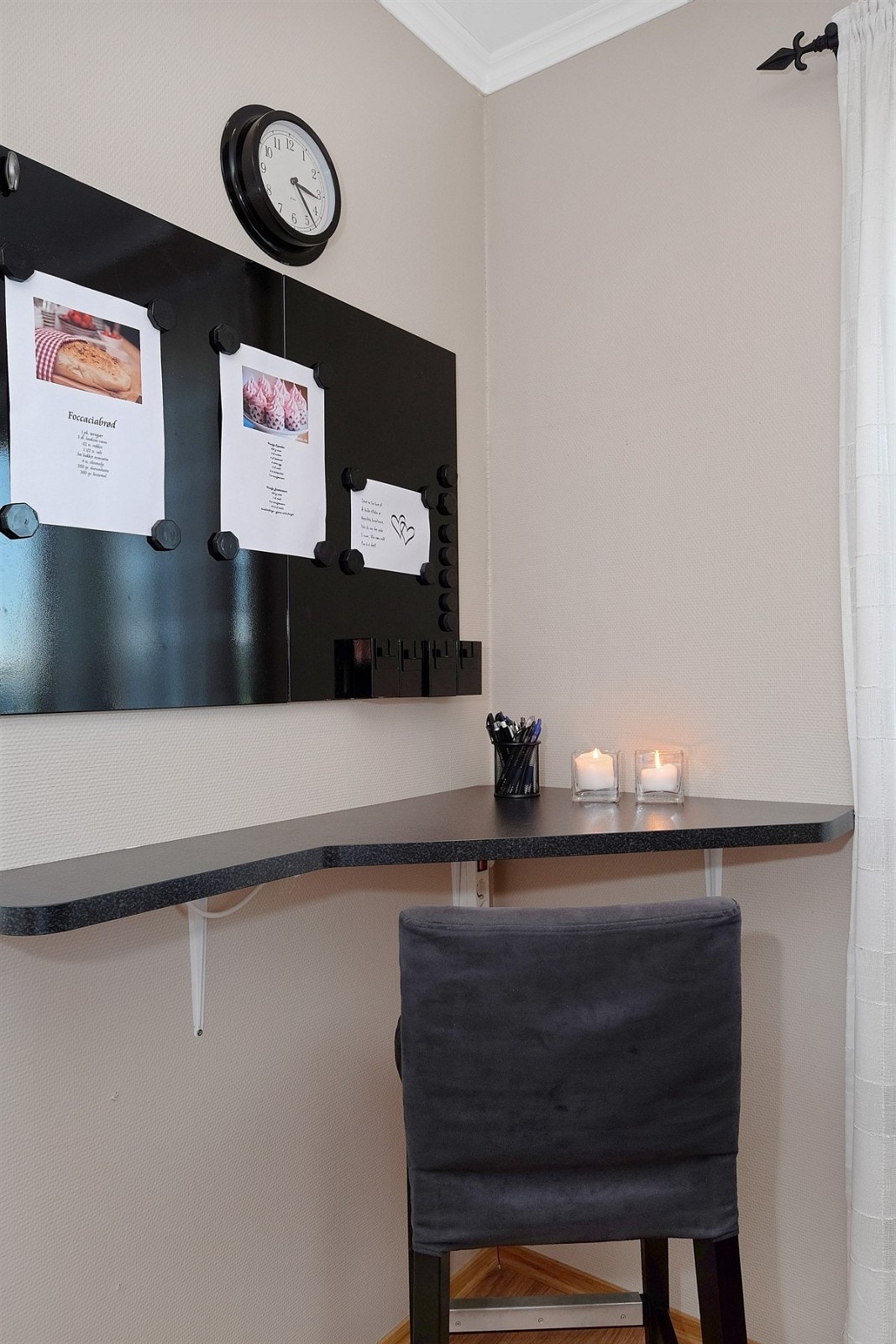 Kjekt med en oversiktstavle på kjøkkenet for familiens gjøremål og dagens meny.... Galleribilde