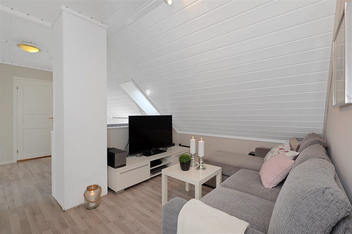 Da er vi på innsiden igjen og i øverste etasje. På toppen av trappa er det en mindre tv-stue Galleribilde