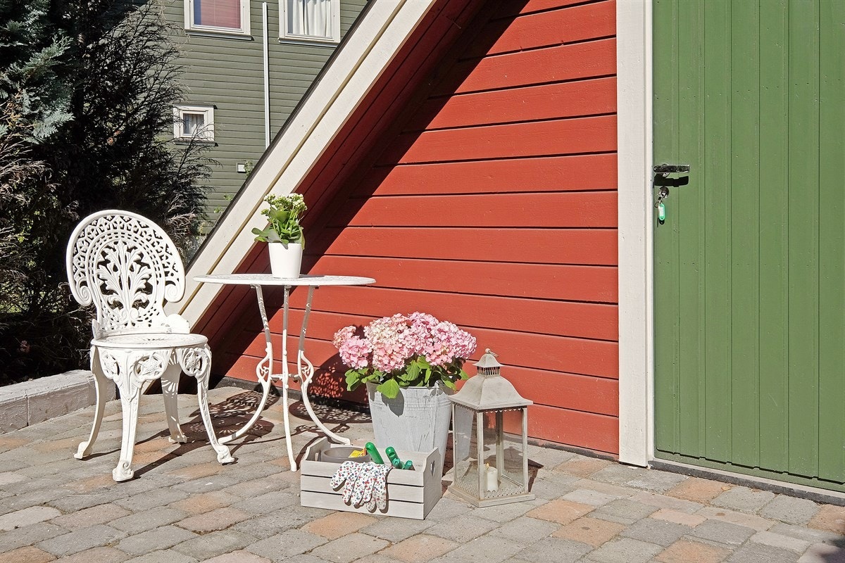 Alt klart for gartneren.... den grønne døra er inn til lagringsloftet over garasjen Galleribilde