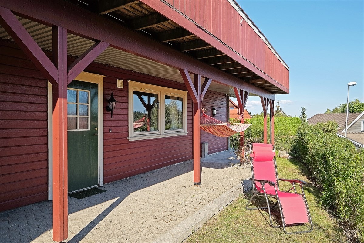 Sokkelleiligheten har sin egen inngang og uteplass Galleribilde