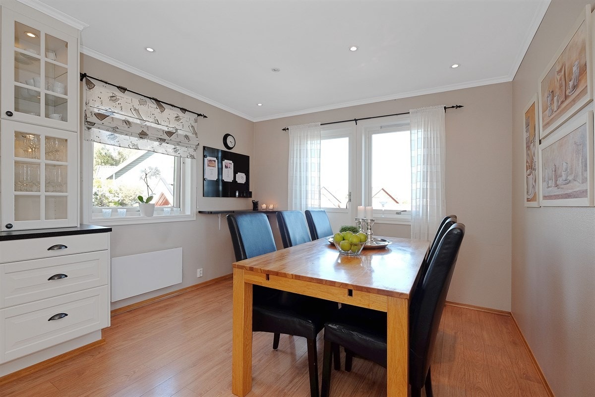 Kjøkken/allrom med utgang til frokostveranda Galleribilde