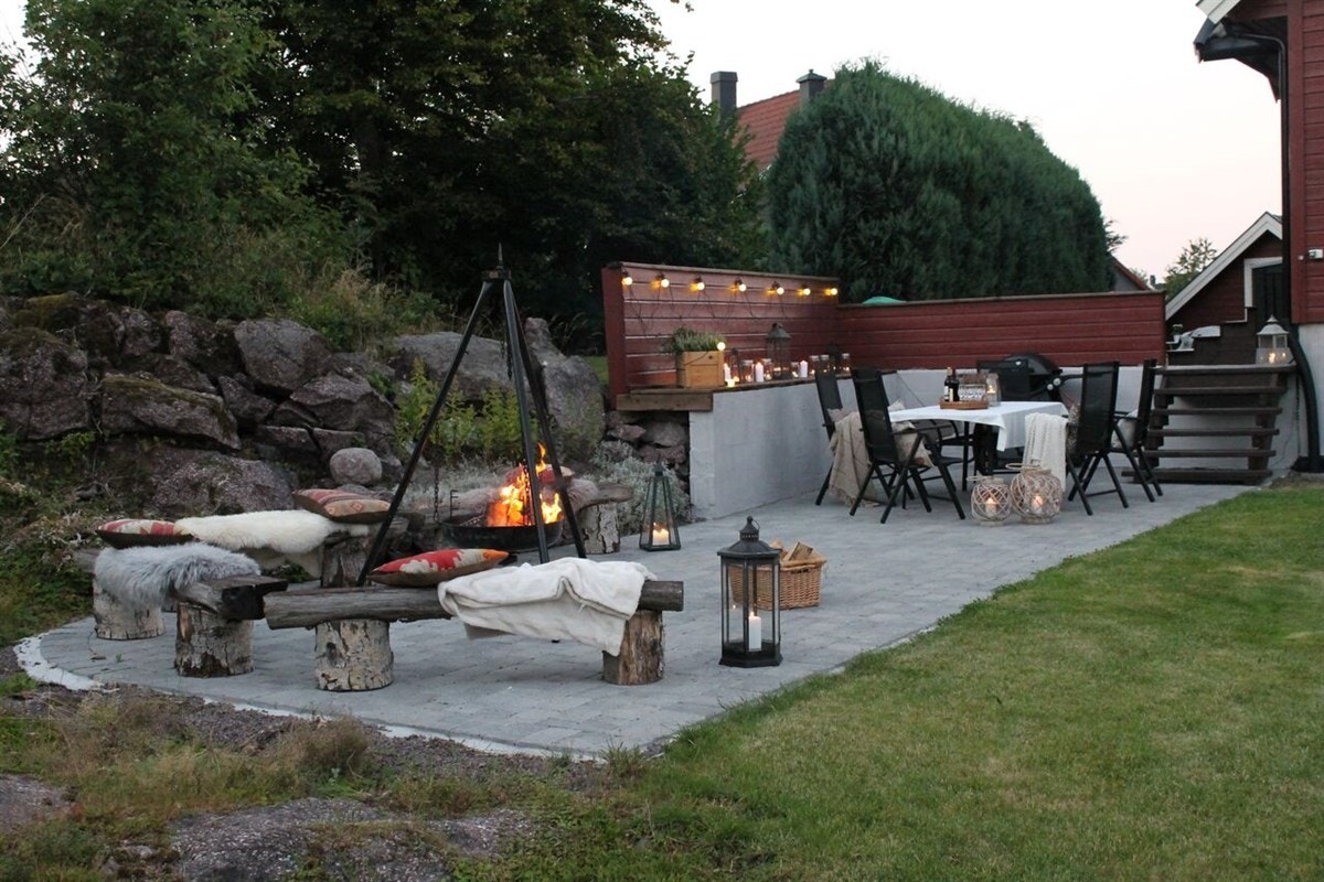 Kveldsbilde av uteplassen på baksiden av huset Galleribilde