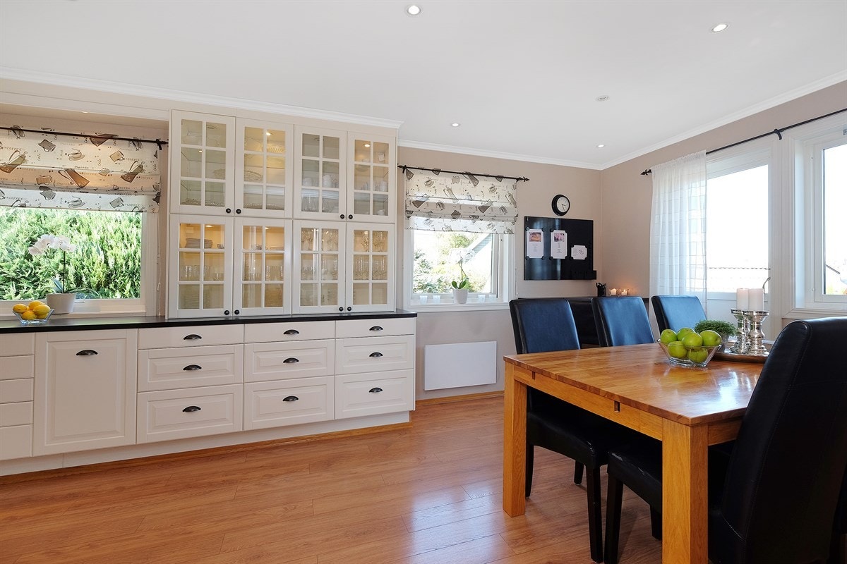 Lyst og trivelig kjøkken/allrom med plass for langbord Galleribilde