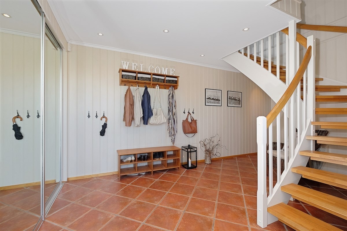 Entre/hall med trapp til hovedetasjen Galleribilde