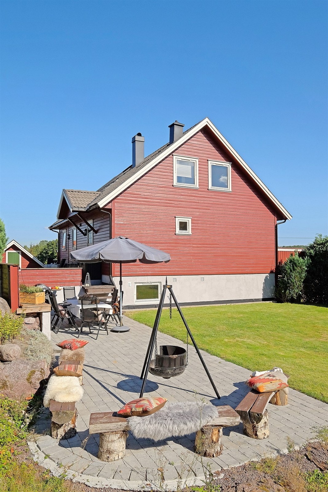 Her ser vi litt mer av bakhagen og fasaden mot vest Galleribilde